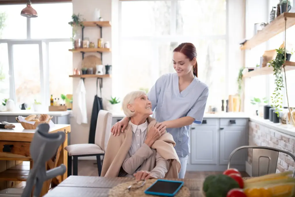 Alltagshelfer Berlin Reinickendorf begleitet eine Seniorin zuhause im Alltag