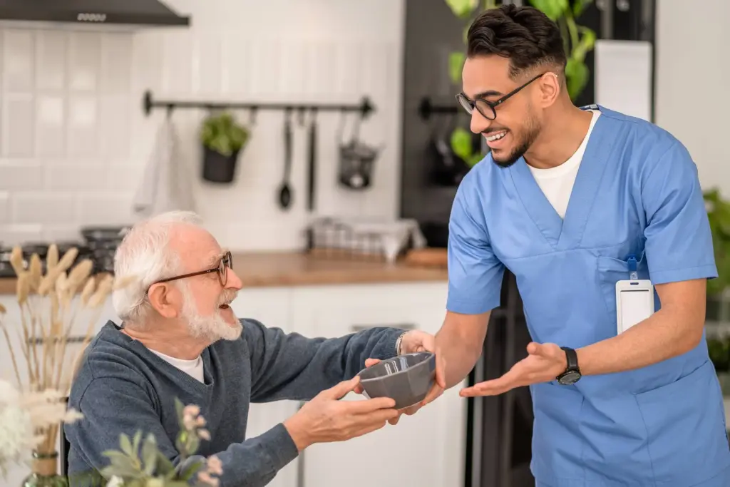 Alltagshilfe Berlin Mitte unterstützt eine Seniorin im Alltag zuhause